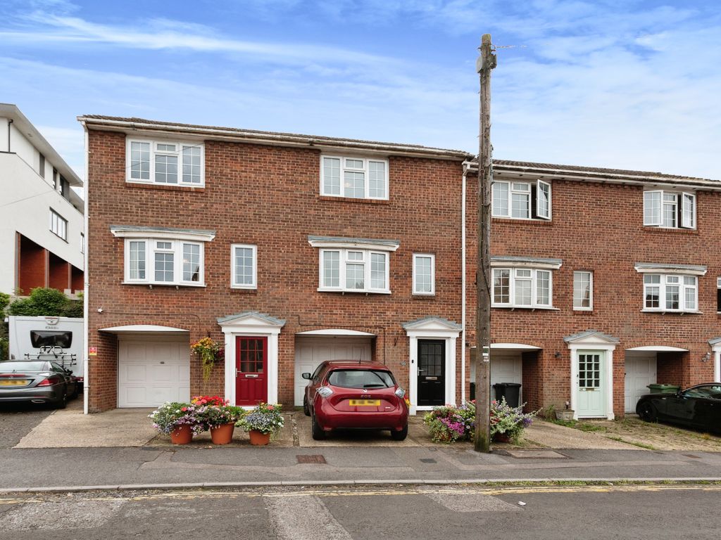 2 bed end terrace house for sale in Flaxfield Road, Basingstoke