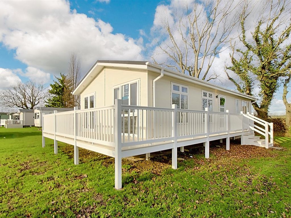 2 bed mobile/park home for sale in Weeley Bridge, Clacton Road, Weeley