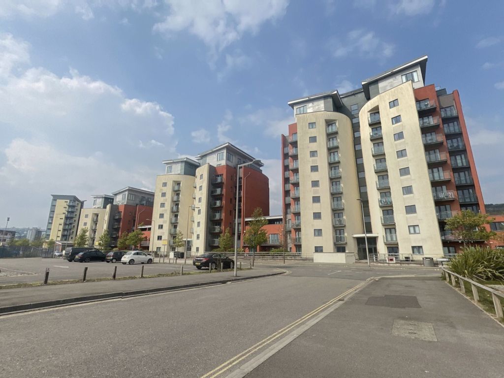 1 bed flat to rent in South Quay, Kings Road, Swansea SA1, £825 pcm