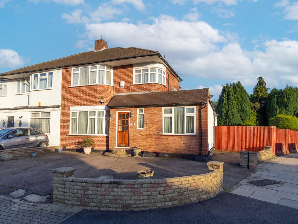 3 bed semidetached house for sale in Beulah Close, Edgware HA8, £