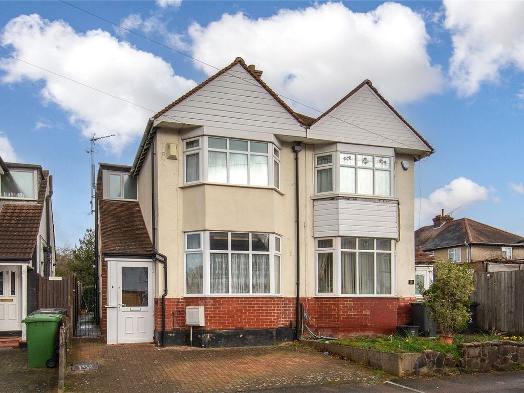 3 bed semidetached house for sale in Sunridge Avenue, Luton