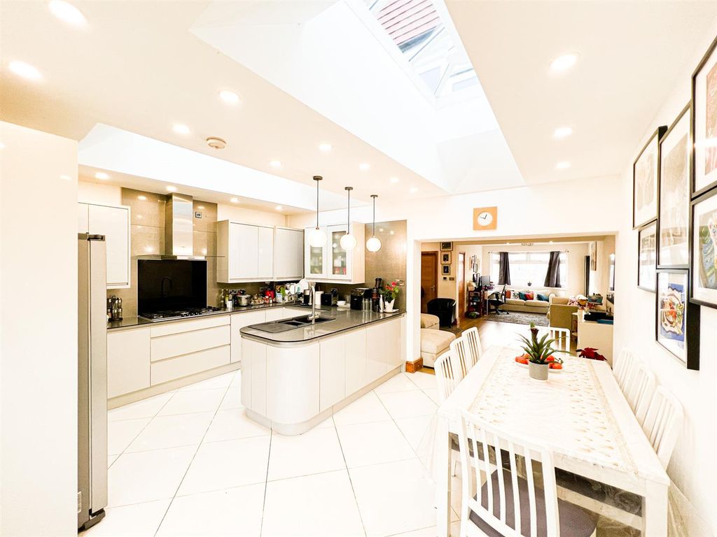 5 bed semidetached house to rent in Naseby Road, Clayhall, Ilford IG5