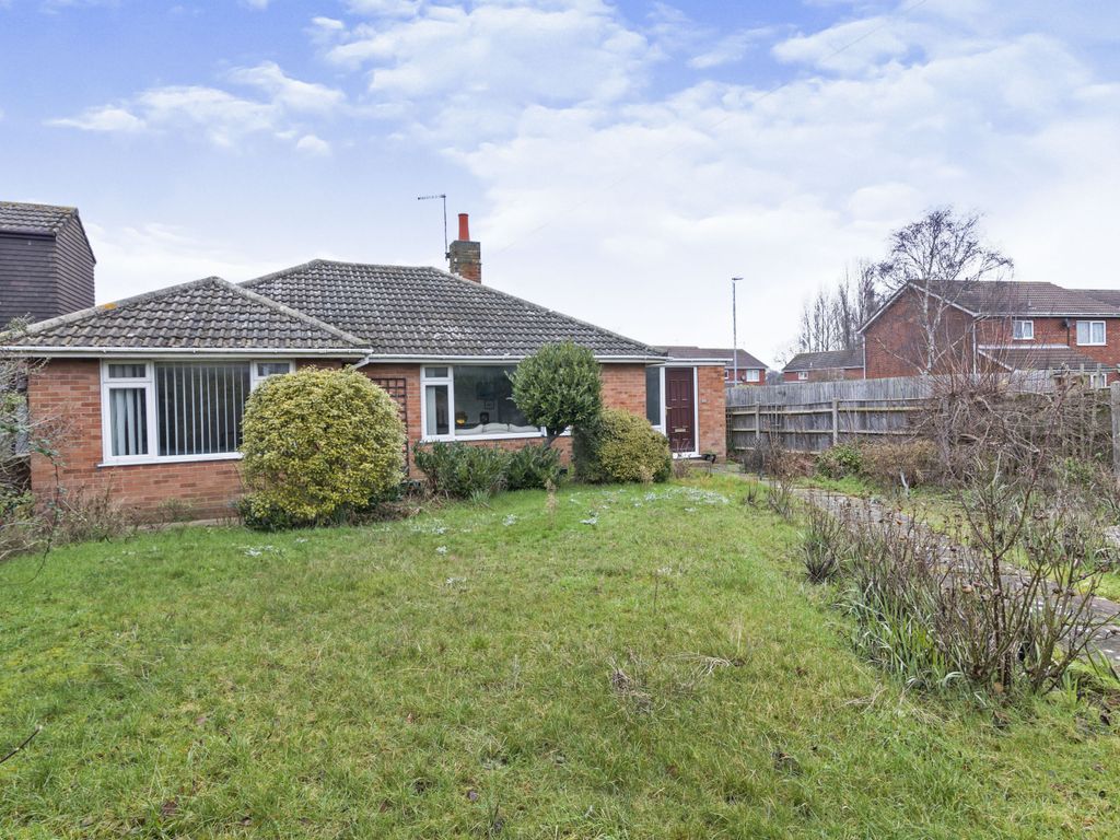 2 bed bungalow for sale in Beccles Road, Lowestoft, Suffolk NR33 Zoopla
