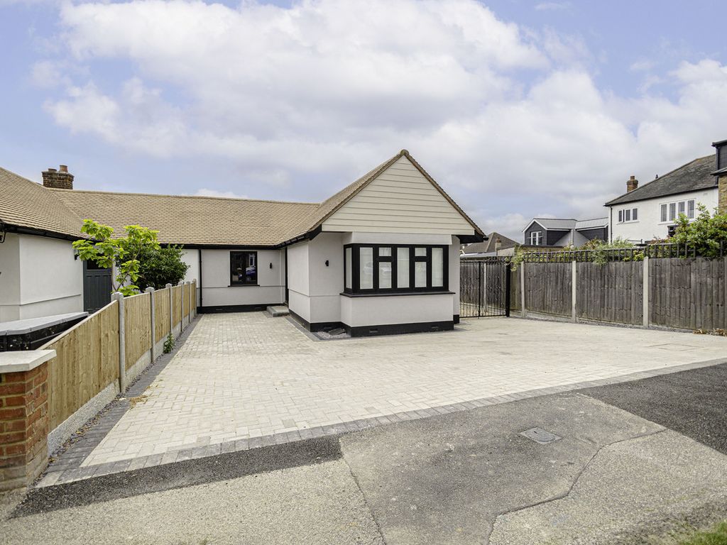3 bed semidetached bungalow for sale in Burlington Gardens, Benfleet