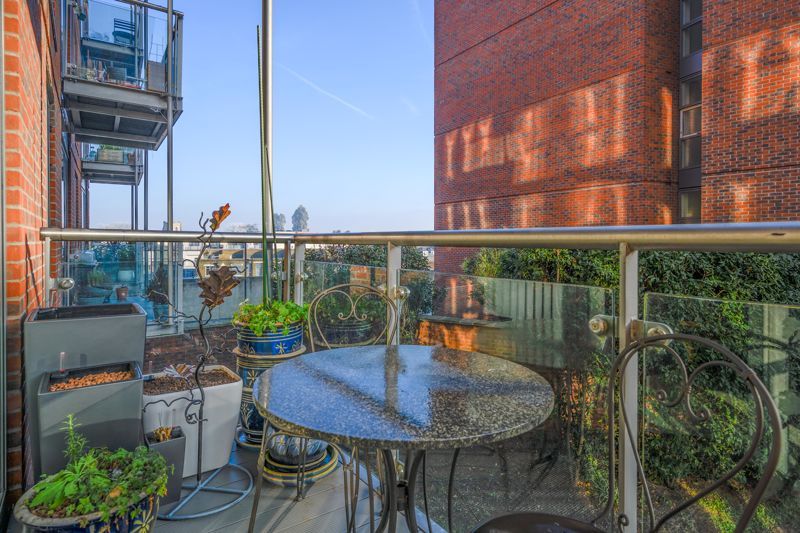 2 bed flat for sale in The Heart, WaltonOnThames KT12 Zoopla