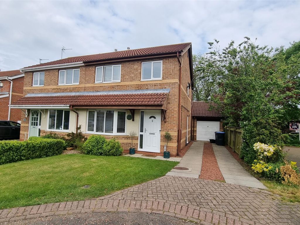 3 bed semidetached house for sale in Vicarage Gardens, Willington
