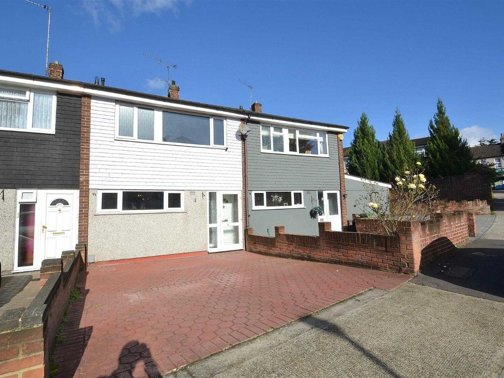 3 bed terraced house to rent in 3 Bedroom Terraced House, York Terrace