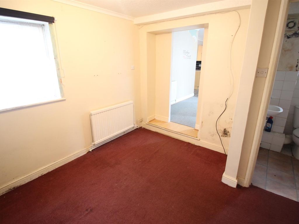 3 bed semidetached house for sale in Avocet Shopping Centre, Curlew