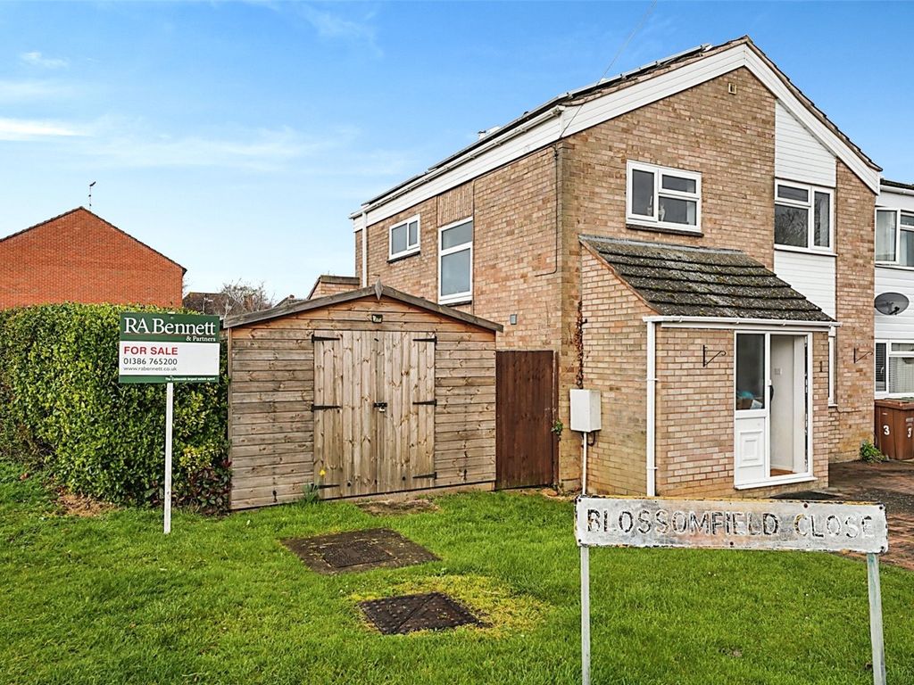 4 bed end terrace house for sale in Blossomfield Close, Evesham