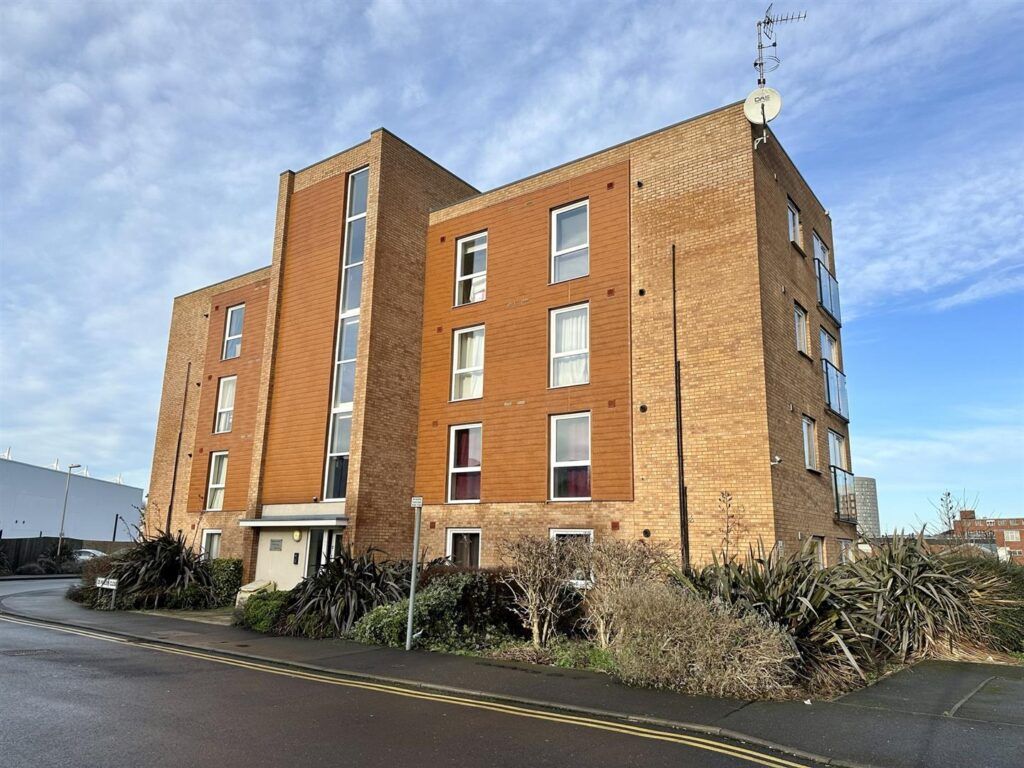 2 bed flat for sale in Pavilion Close, Leicester LE2, £130,000 Zoopla