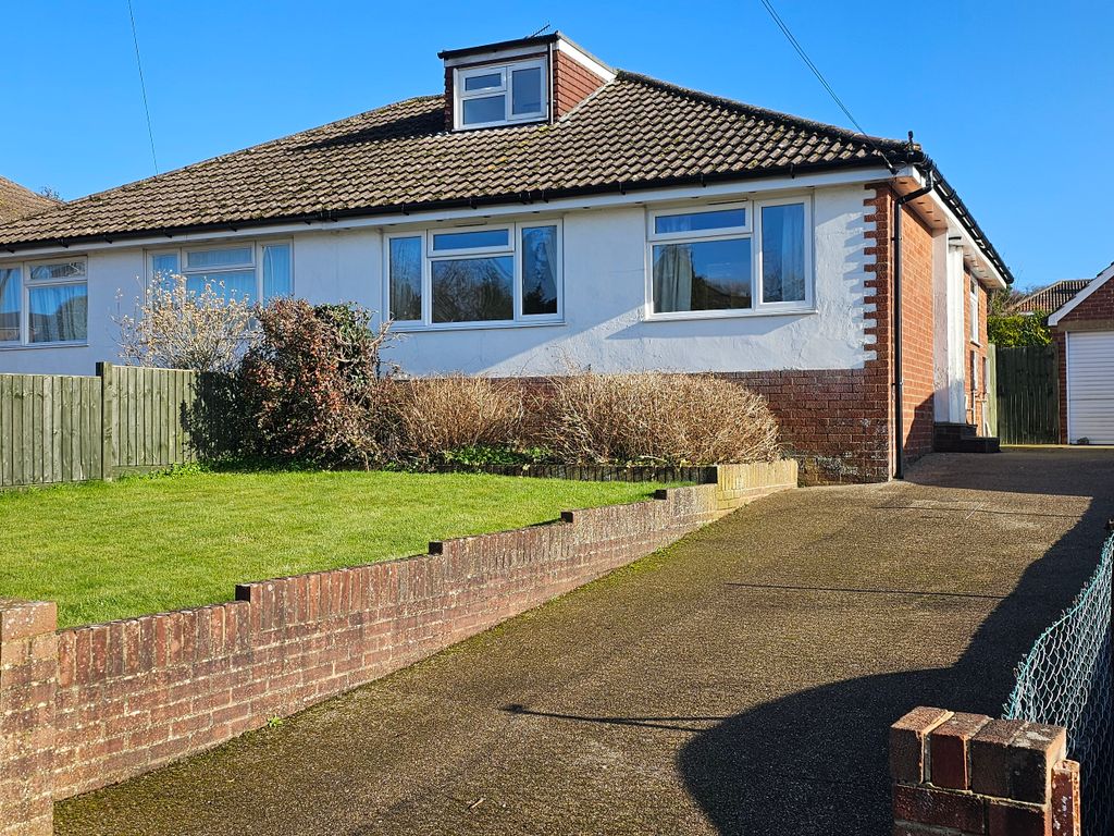 3 bed semidetached bungalow to rent in Balmoral Road, Salisbury SP1, £