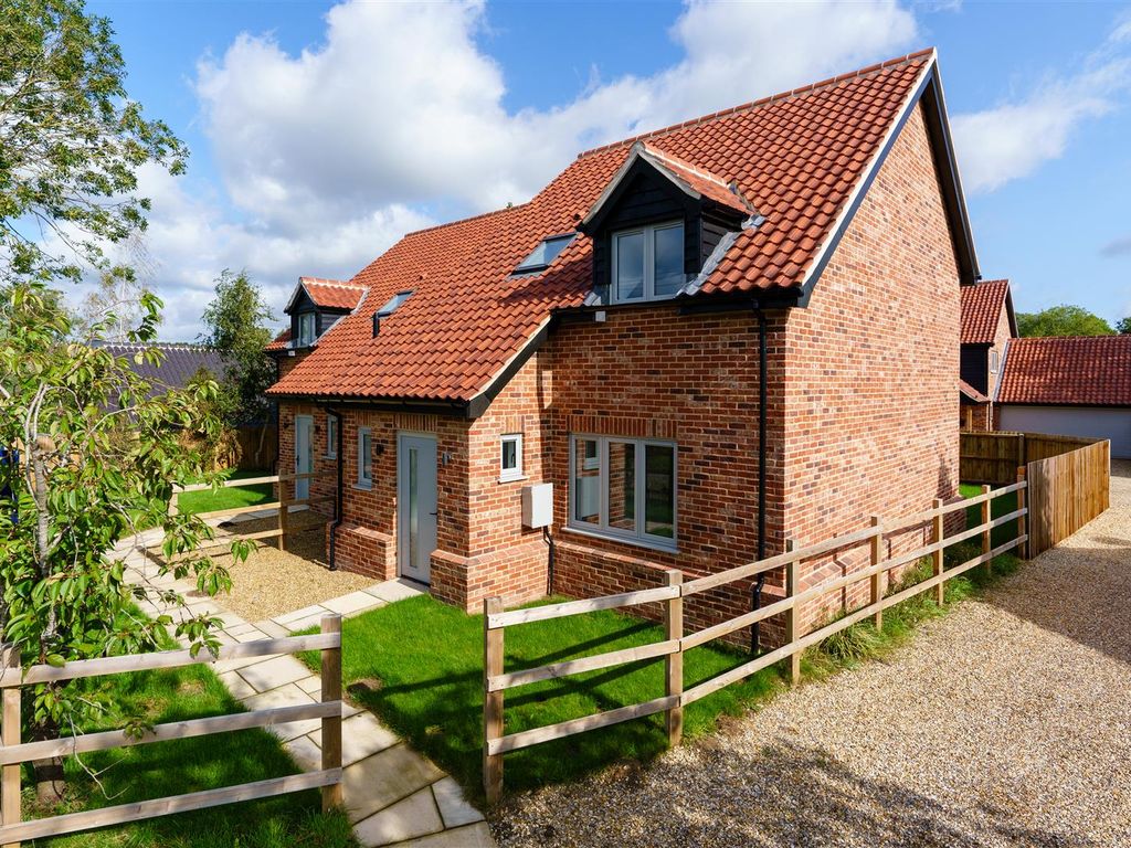 3 bed detached house for sale in Watton Road, Larling, Norwich NR16, £