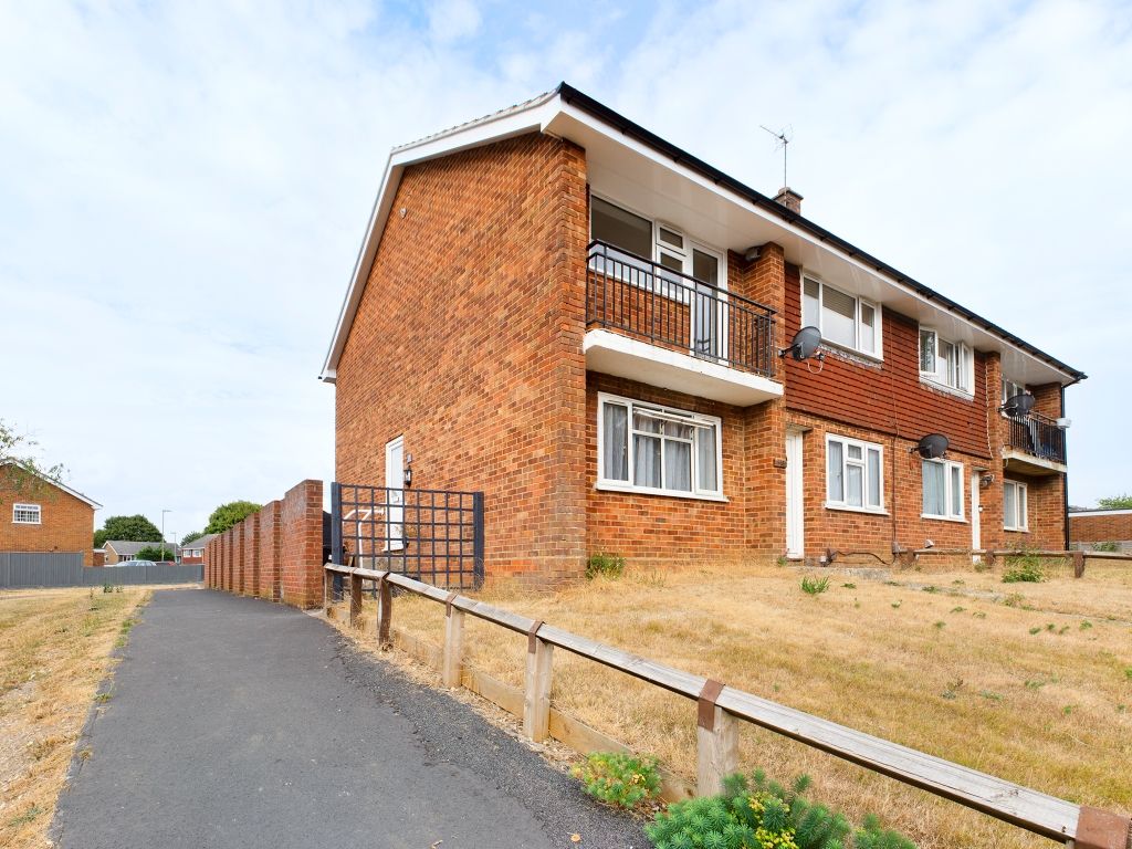 2 bed flat to rent in Sullivan Road, Brighton Hill, Basingstoke RG22