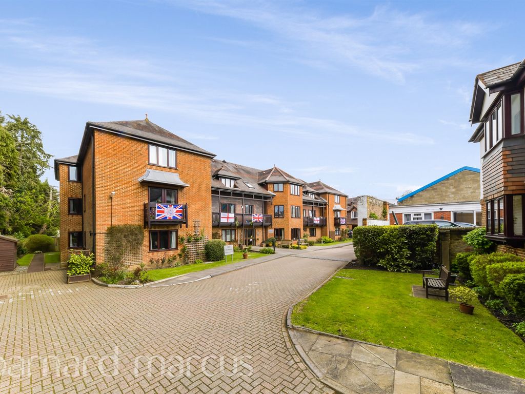 2 bed flat for sale in Bartholemew Court, South Street, Dorking RH4, £