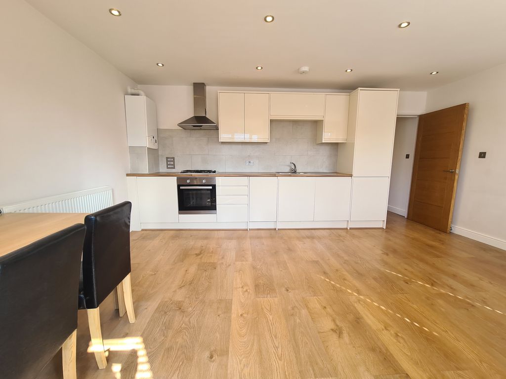 2 bed flat to rent in High Street, Potters Bar EN6, £1,700 pcm Zoopla