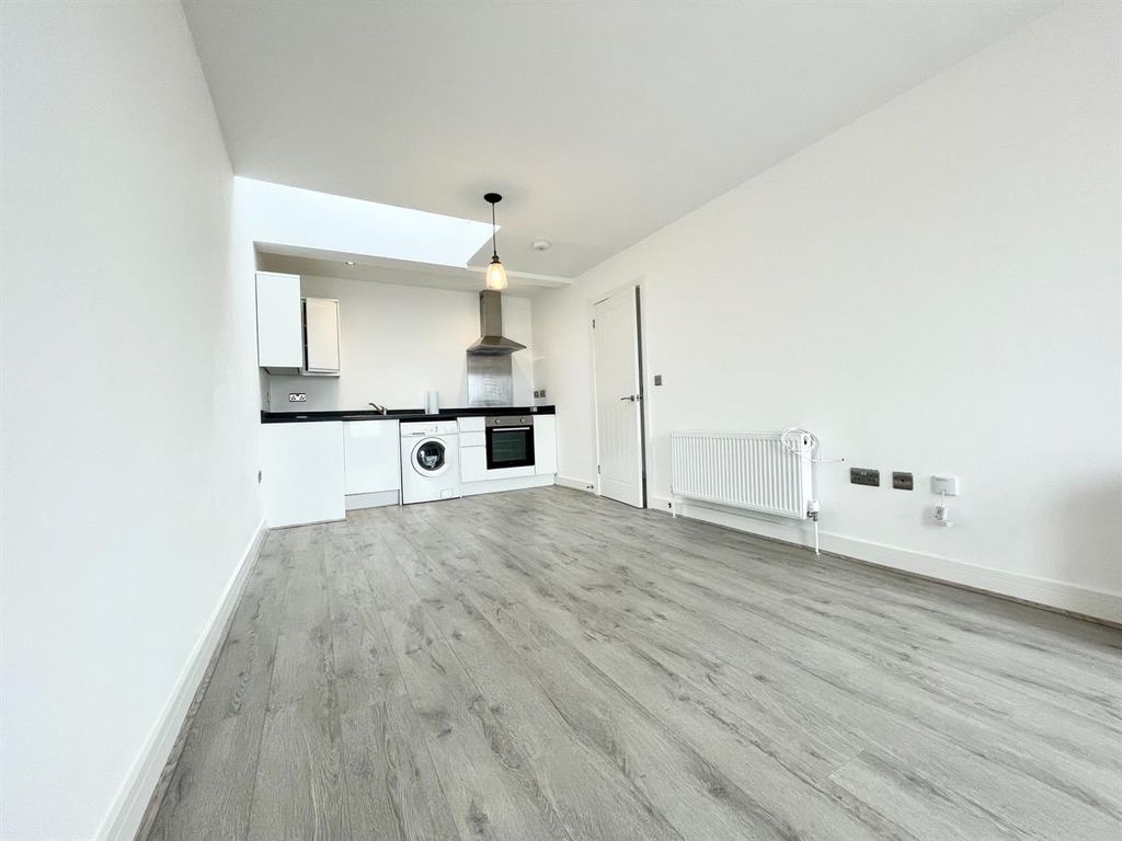 1 bed flat to rent in Ufton Lane, Sittingbourne ME10, £800 pcm Zoopla