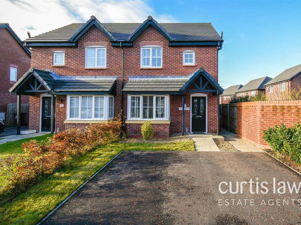 New home, 3 bed semidetached house for sale in Hillcrest Road