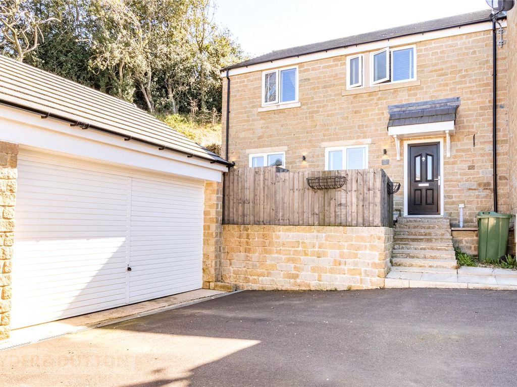 4 bed link detached house for sale in Linthwaite Croft, Linthwaite