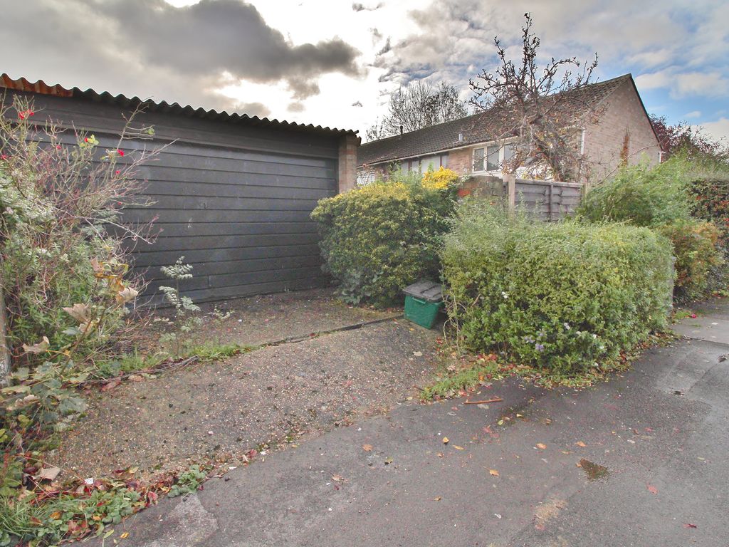 2 bed end terrace house for sale in Wendover Road, Havant PO9, £255,000