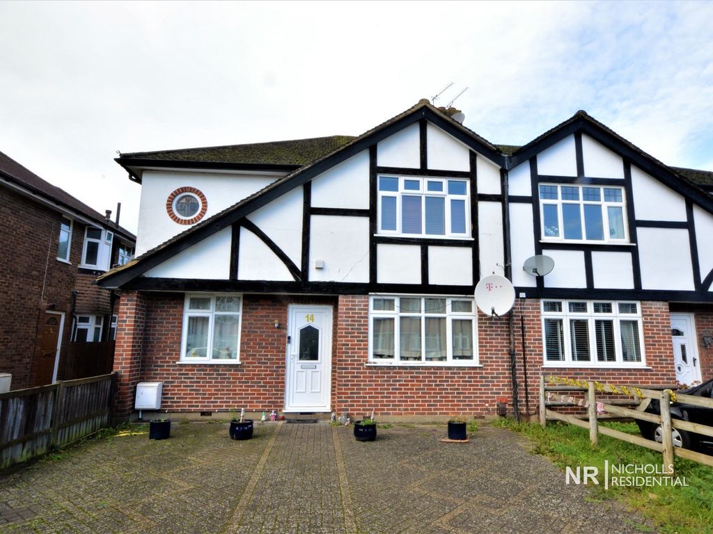 2 bed for sale in Cheshire Gardens, Chessington, Surrey. KT9