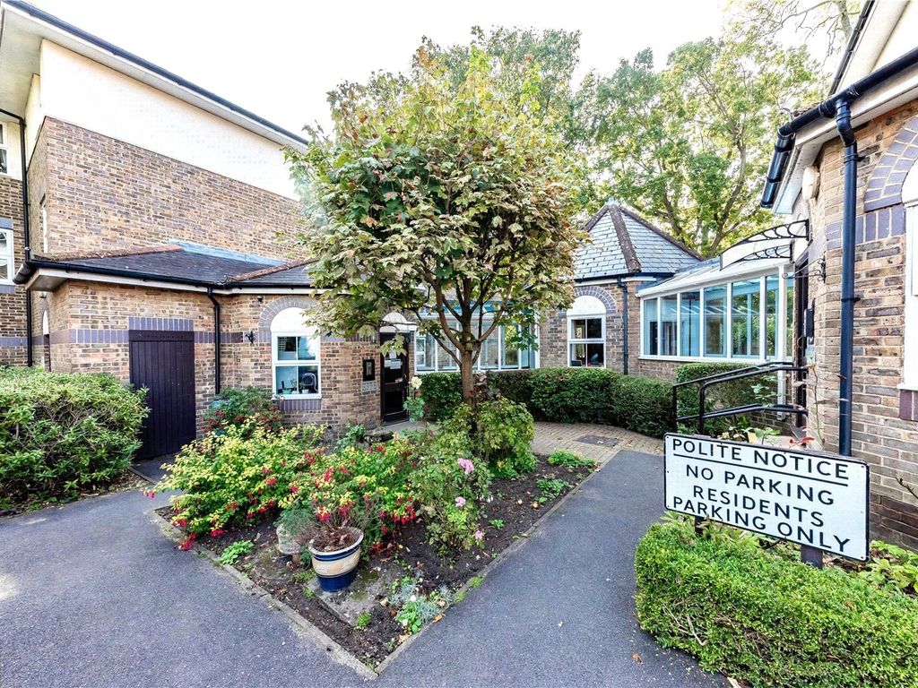 2 bed flat for sale in William Farthing Close, Aldershot, Hampshire