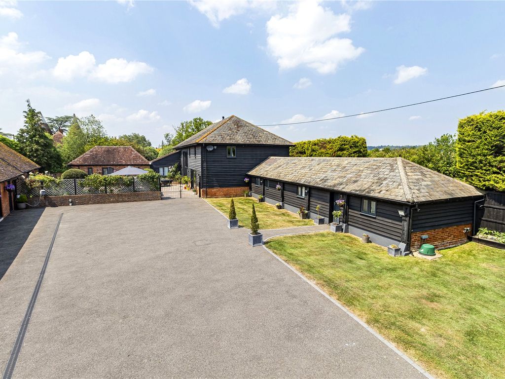 4 bed detached house for sale in Staplehurst Road, Marden, Kent TN12, £