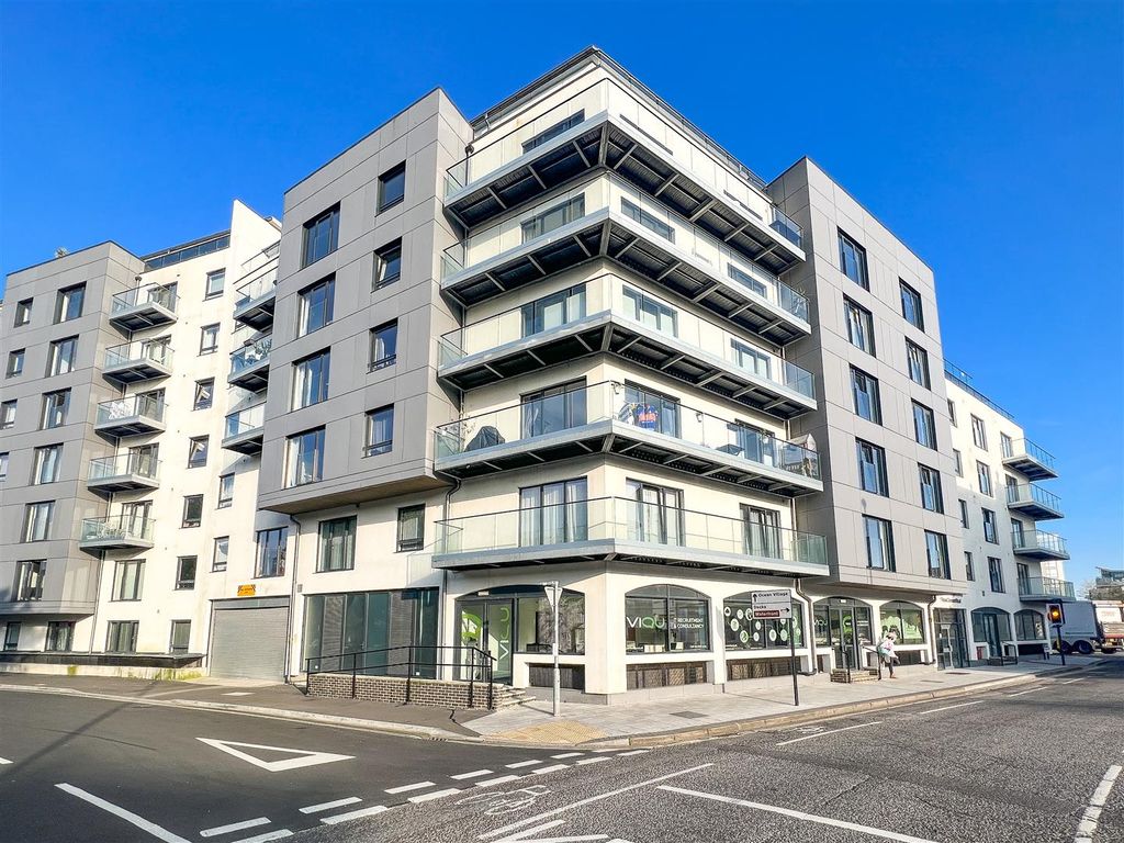 1 bed flat for sale in Royal Crescent Road, Ocean Village, Southampton