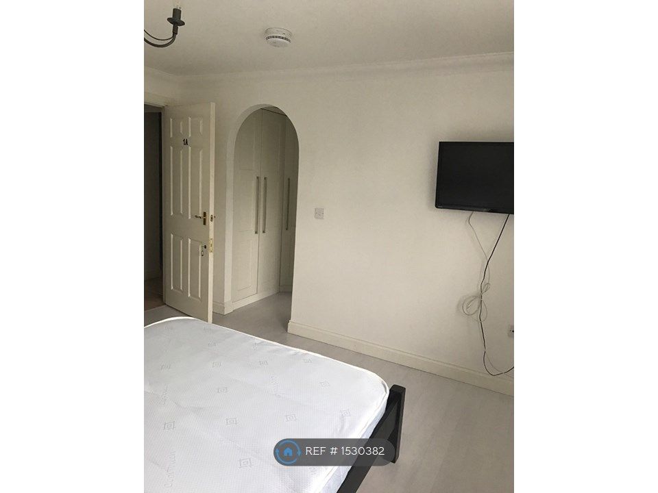 Room to rent in Drifters Drive, Deepcut, Camberley GU16 Zoopla