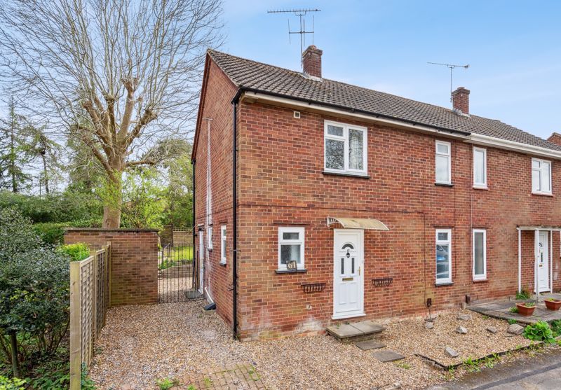 3 bed semidetached house for sale in Courtlands, Maidenhead SL6, £
