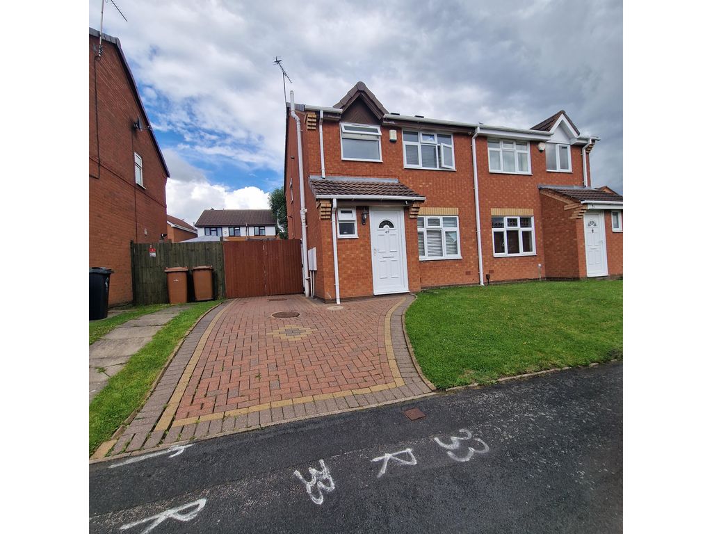 3 bed property to rent in Honeybourne Way, Willenhall WV13, £925 pcm
