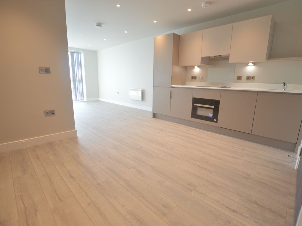 1 bed flat to rent in Petersfield Avenue, Slough, Berkshire SL2, £1,300