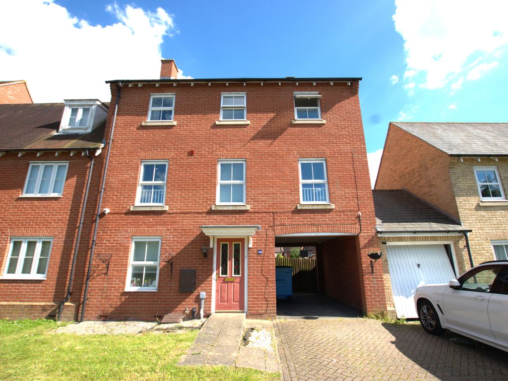 4 bed town house for sale in Berechurch Road, Colchester CO2, £300,000