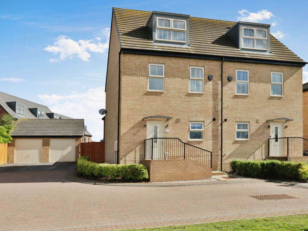 4 bed semidetached house for sale in Richmond Lane, Kingswood, Hull