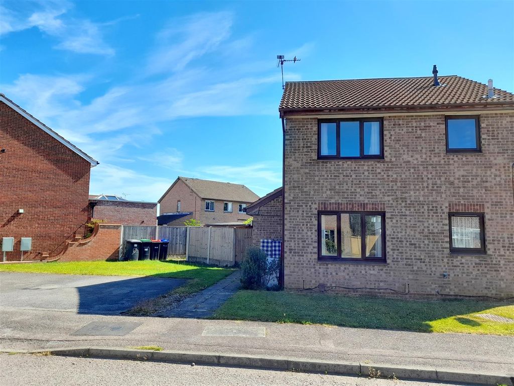 1 bed town house for sale in Carnoustie Close, KirkbyInAshfield