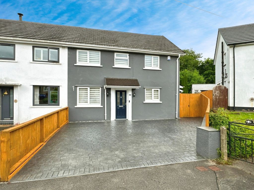 4 bed semidetached house for sale in Ladyhill Close, Usk NP15, £