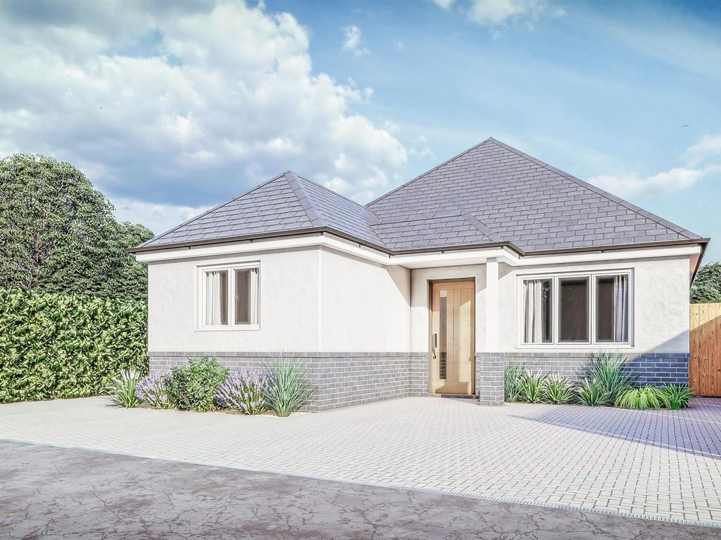 2 bed detached bungalow for sale in Rawreth Lane, Rayleigh SS6, £