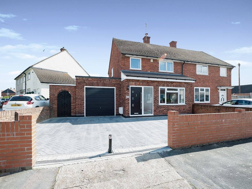 3 bed semidetached house for sale in Dunkellin Way, South Ockendon
