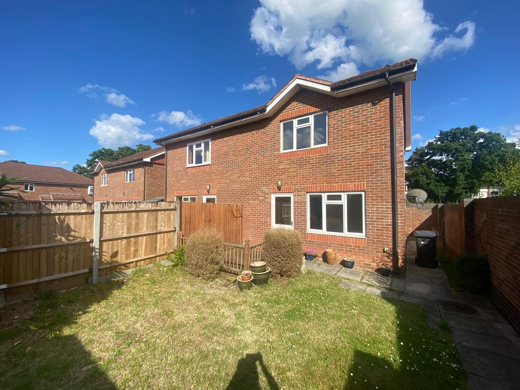 3 bed semidetached house to rent in Cook Way, Guildford, Surrey GU2