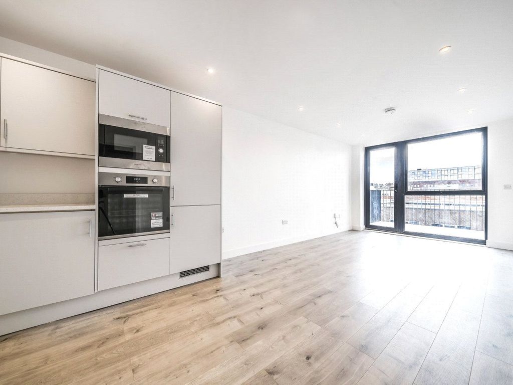 2 bed flat to rent in Obelisk Way, Camberley, Surrey GU15, £1,450 pcm