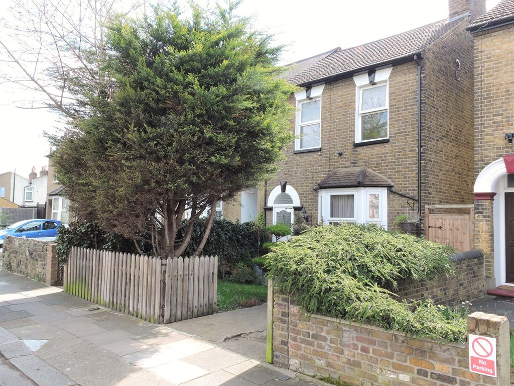 3 bed detached house for sale in Putney Road, Enfield, Middlesex EN3, £