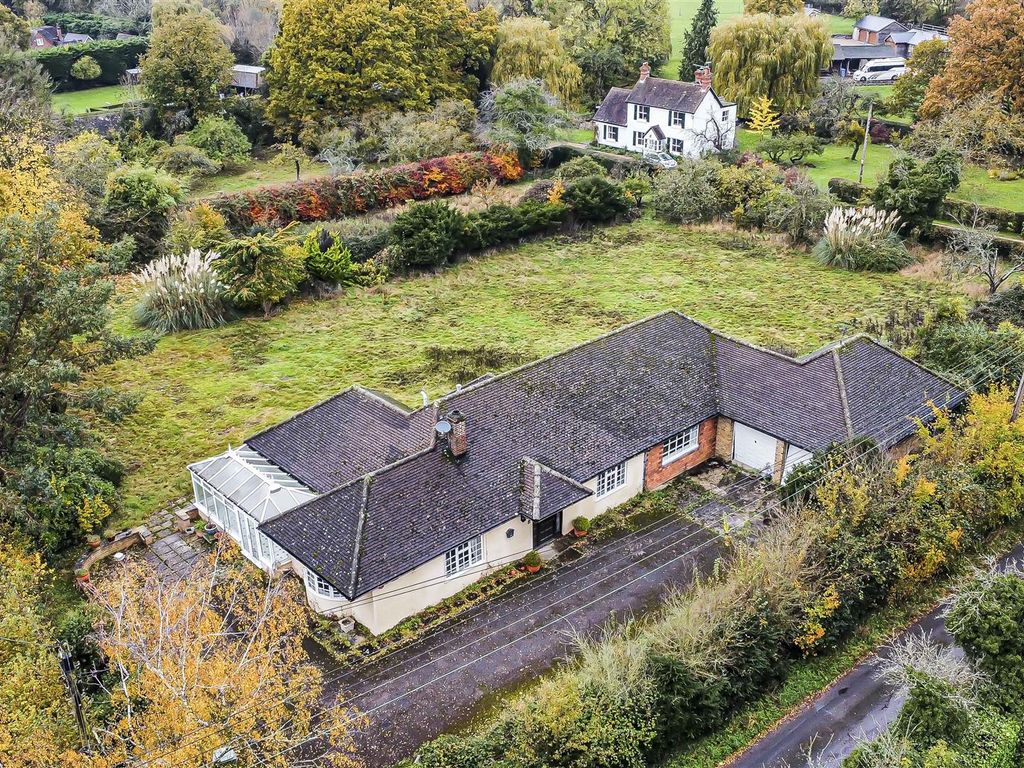 4 bed detached bungalow for sale in Tickleback Row, Warfield, Bracknell