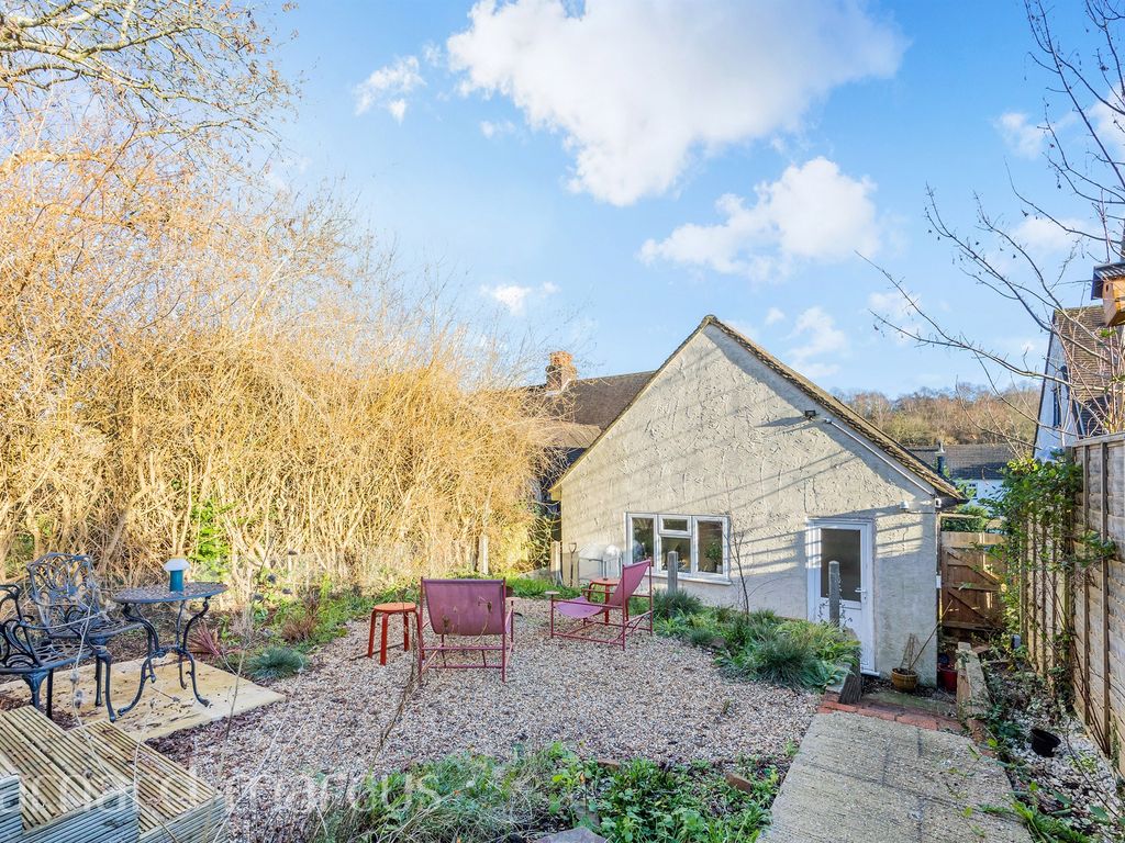 3 bed flat for sale in Brighton Road, Hooley, Coulsdon CR5, £325,000