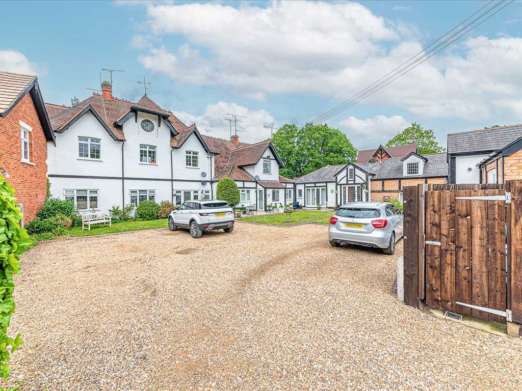 2 bed flat for sale in The Clockhouse, Heathlands Road, Wokingham RG40