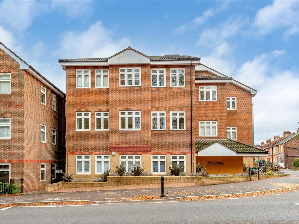 2 bed flat for sale in Bell Street, Reigate RH2, £299,000 Zoopla