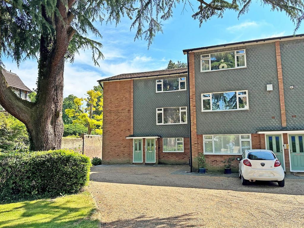 2 bed flat for sale in Somers Road, Reigate RH2 Zoopla