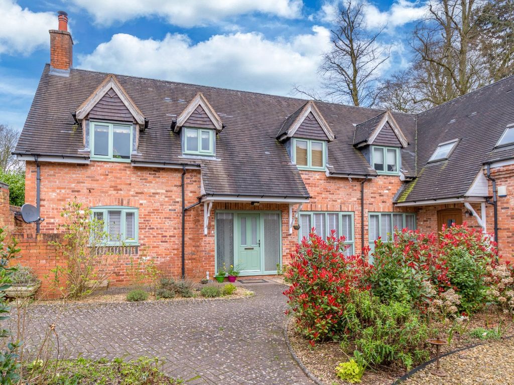 4 bed barn conversion for sale in Linthurst Road, Barnt Green