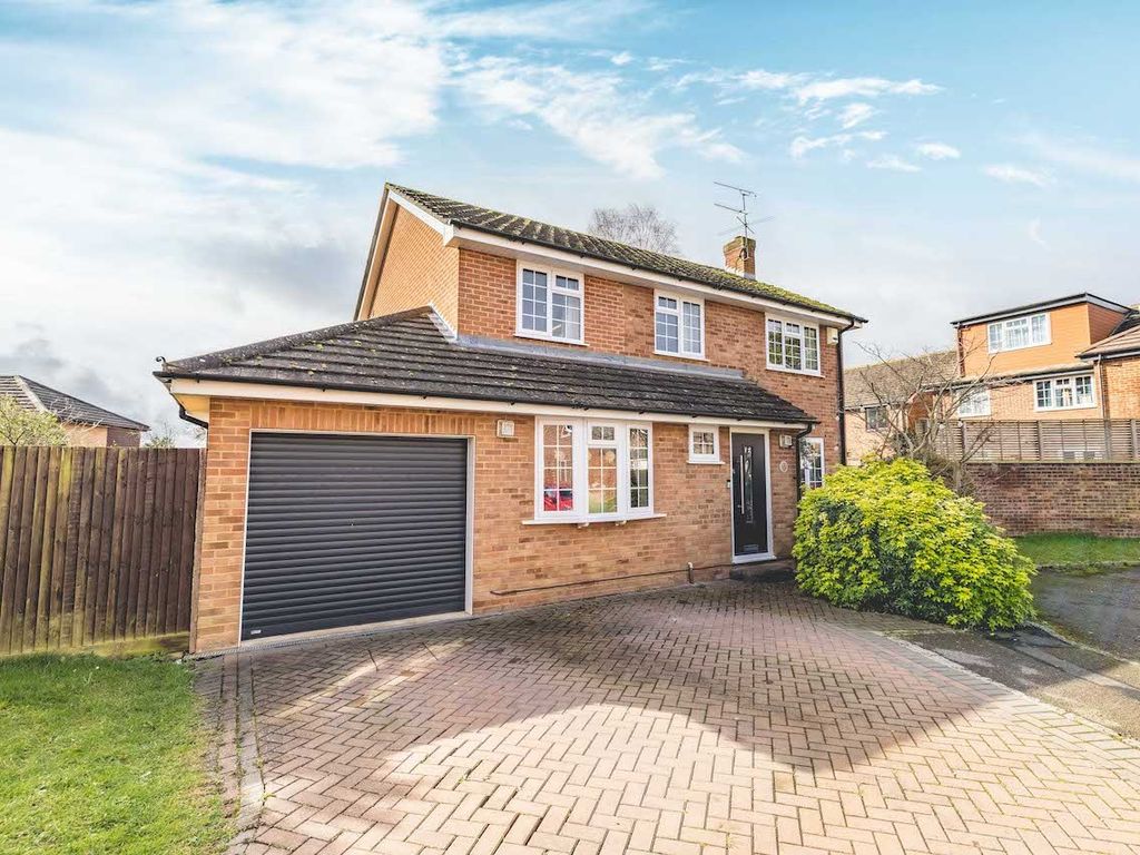 4 bed detached house for sale in Lowbrook Drive, Maidenhead SL6, £