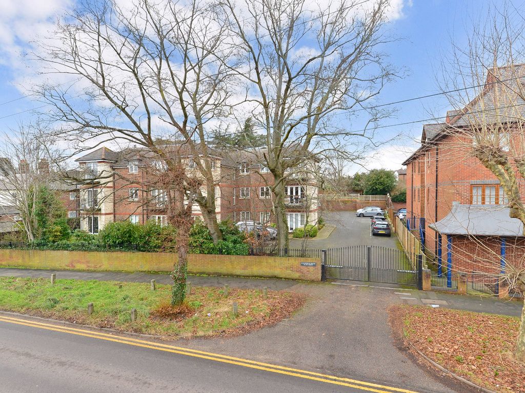 3 bed flat for sale in Godalming, Surrey GU7, £485,000 Zoopla