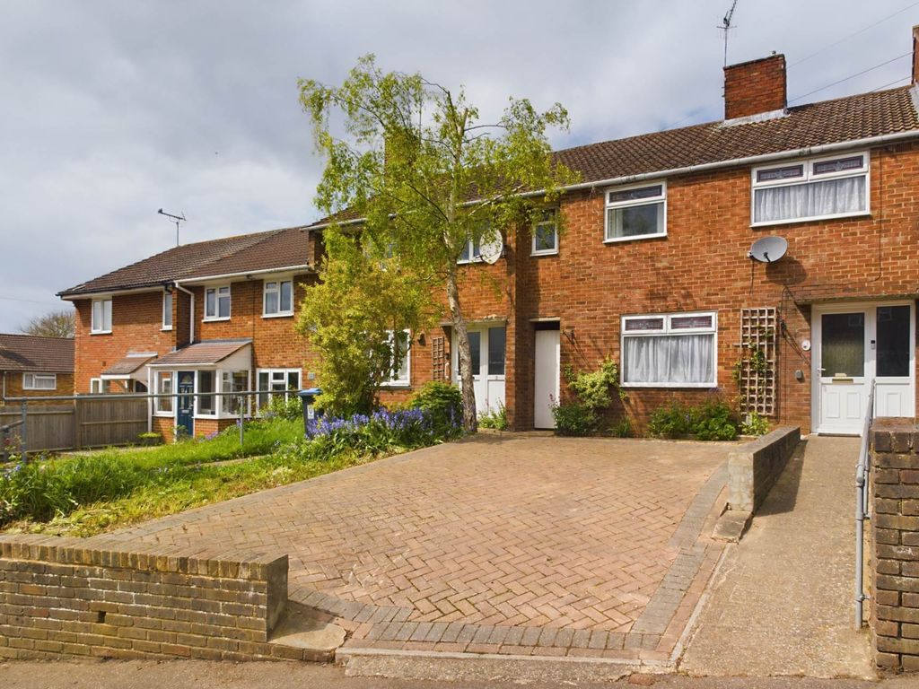 4 bed property for sale in Meadow Road, Nash Mills HP3, £400,000 Zoopla