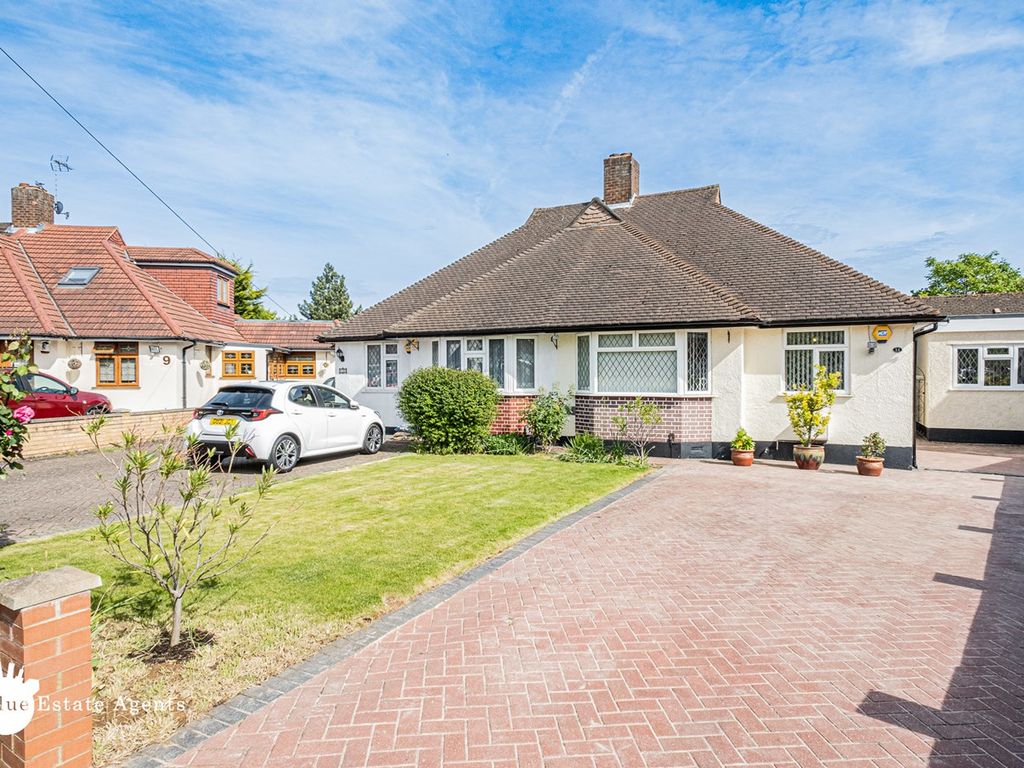 4 bed bungalow for sale in Hardwicke Avenue, Hounslow, Hounslow TW5